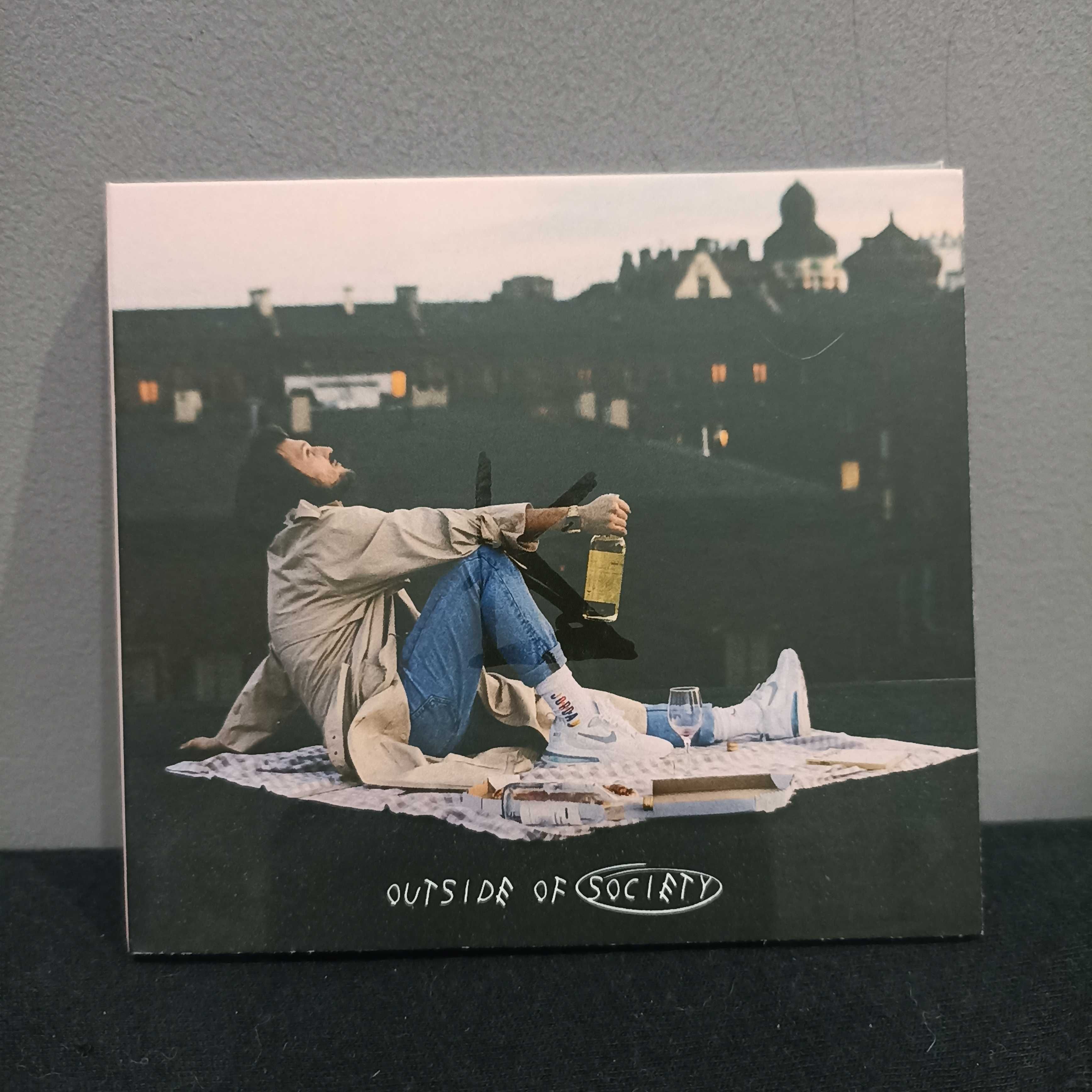 Kartky - Outside of society z AUTOGRAFEM