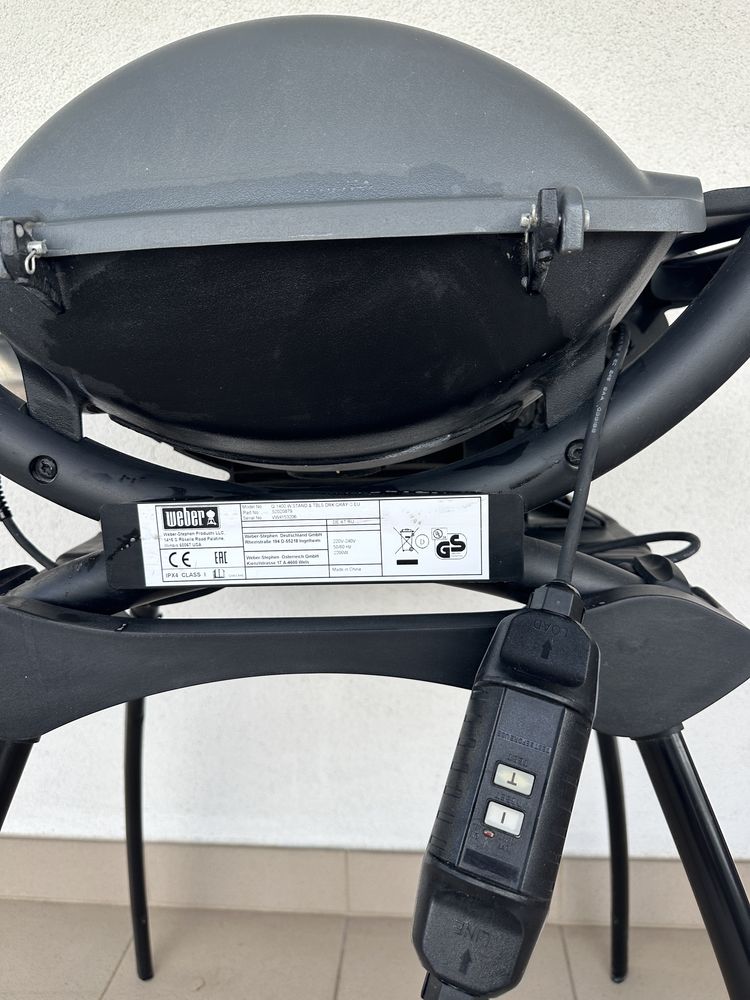 Grill elektryczny Weber Q 1400 z podstawą i blatami — stan jak nowy