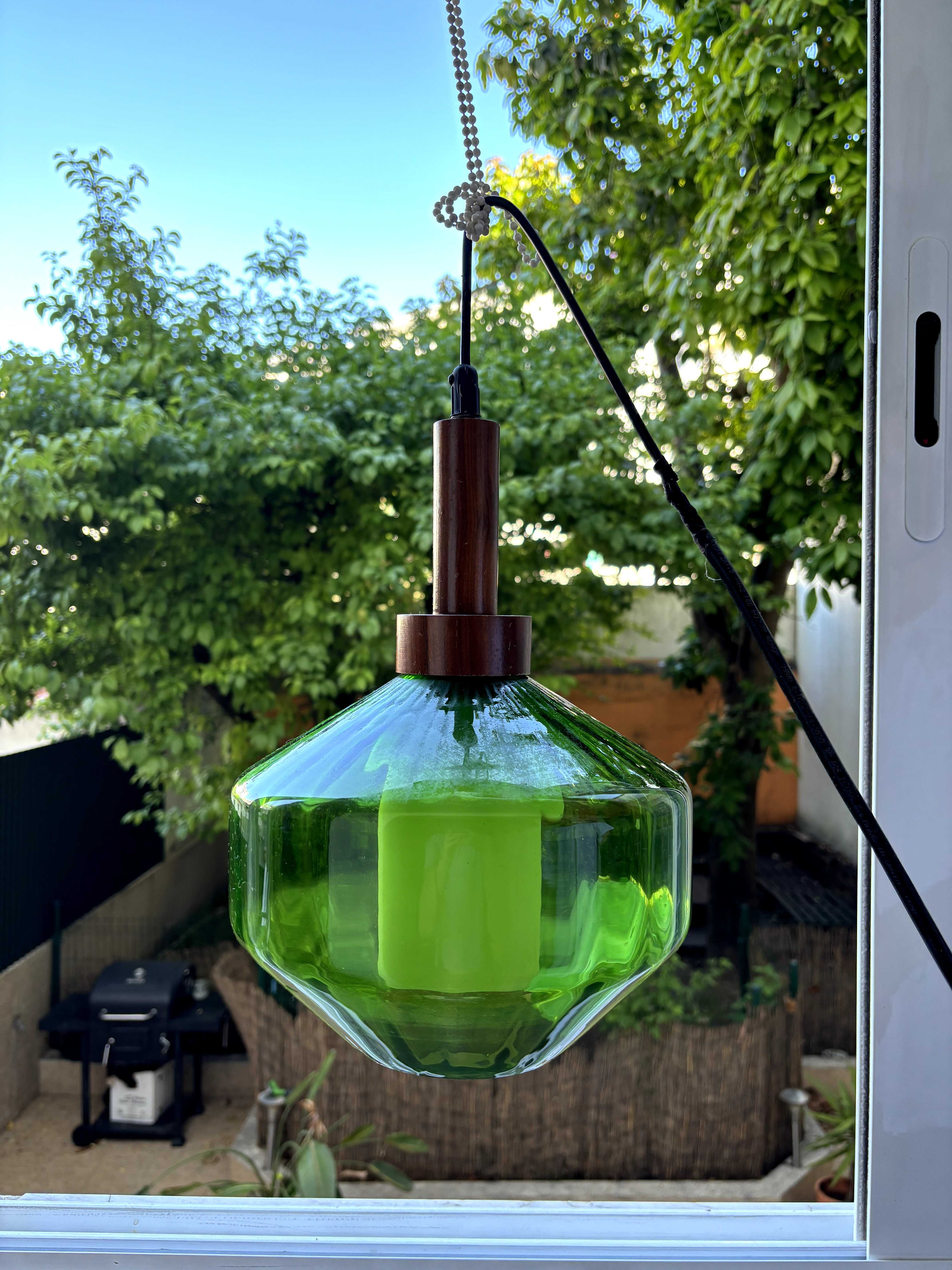 Candeeiro de vidro vintage verde com suspensão em madeira