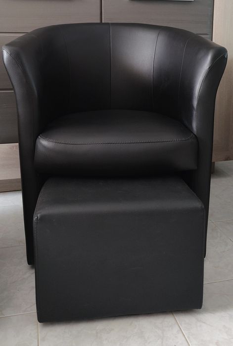 Duas poltronas com pufe