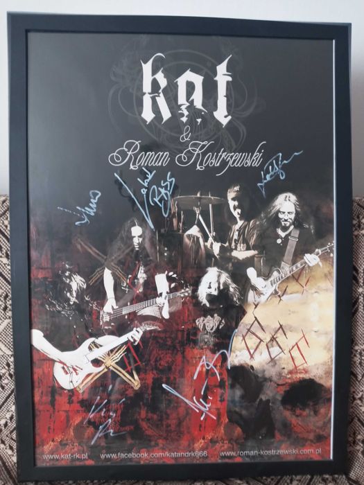 Plakat grupy KAT z autografami grupy w ramie.
