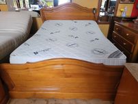 Excelente cama em madeira maciça com estrado articulad