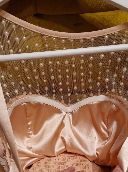 Morelowa suknia z perełkami