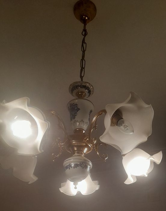 Candeeiro de sala, em louça e vidro.