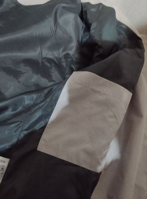 Демісезонний жіночий плащ