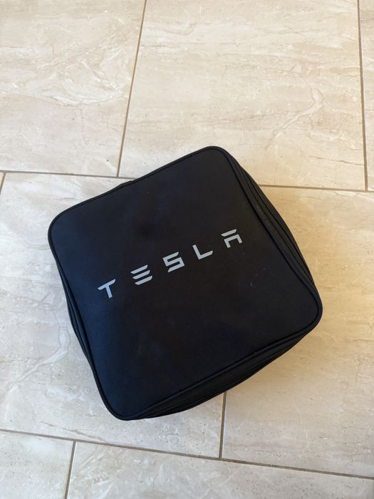 Оригінальна зарядка Tesla
