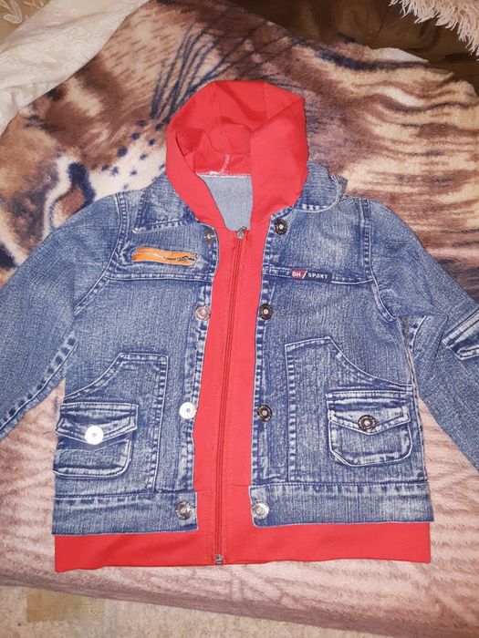 Джинсова куртка на дівчинку