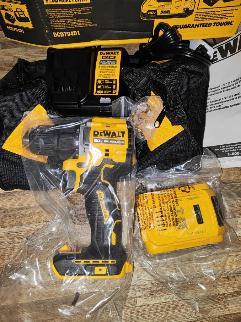 Безщітковий Дриль шуруповерт DEWALT DCD794D1