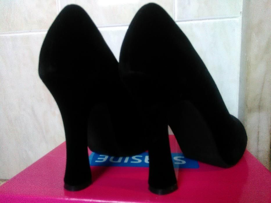 Sapatos pretos de veludo novos