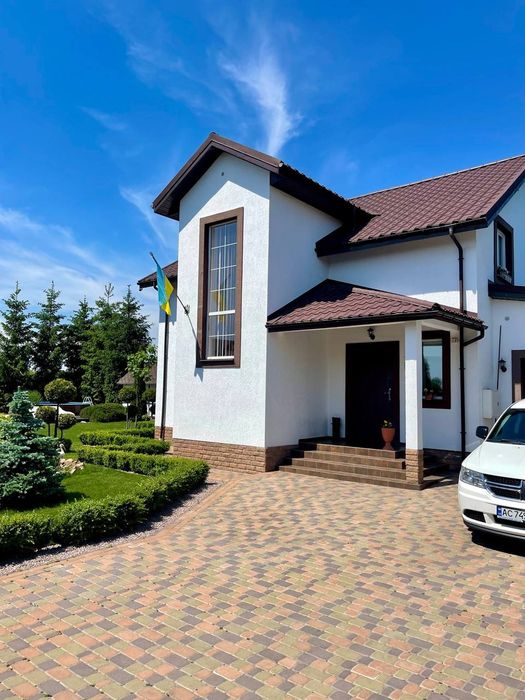 Продається двоповерховий ексклюзивний будинок в передмісті