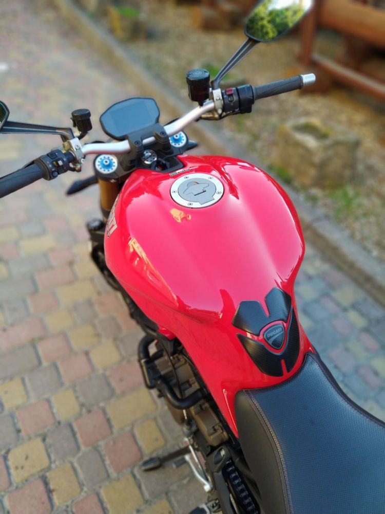 Ducati Monster 1200S.
