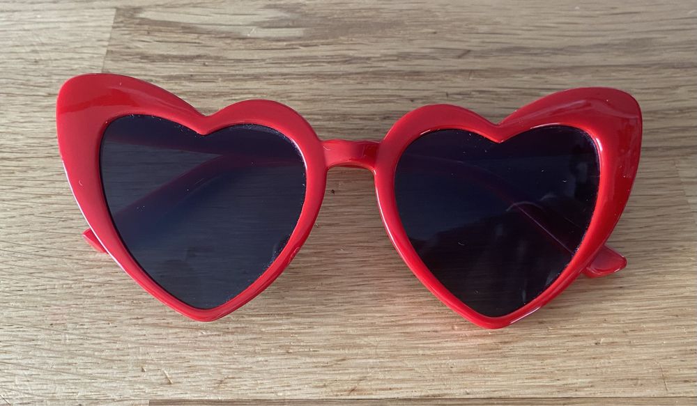 Okulary przeciwsłoneczne serca czerwone z czarnymi szkłami