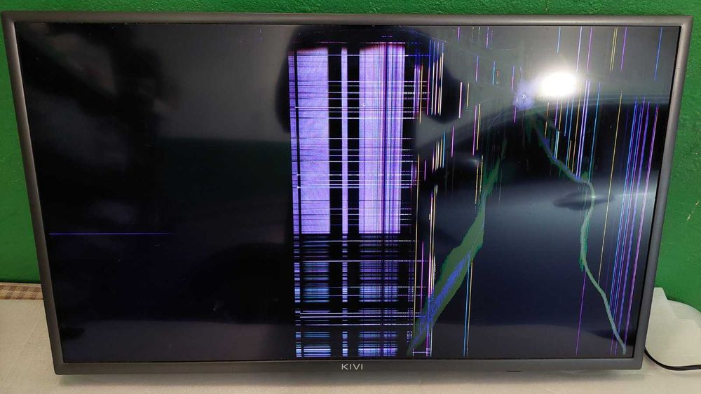 Телевізор KIVI32H5000GU пошкоджений екран.