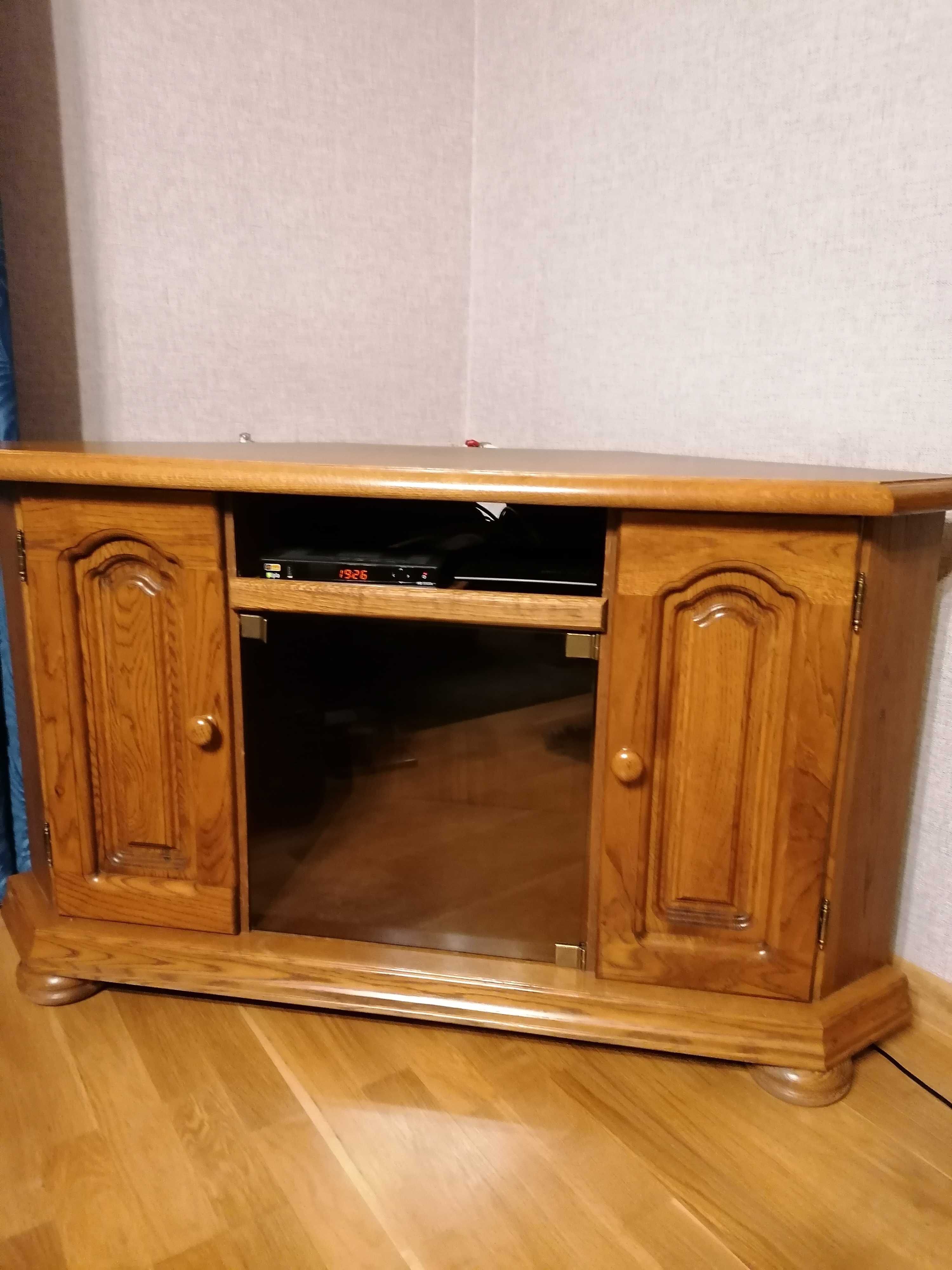 Szafka RTV dębowa zabudowana z półeczkami.