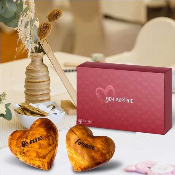 Grawerowane serca "Be mine... Forever" z drewna oliwnego SOLTAKO
