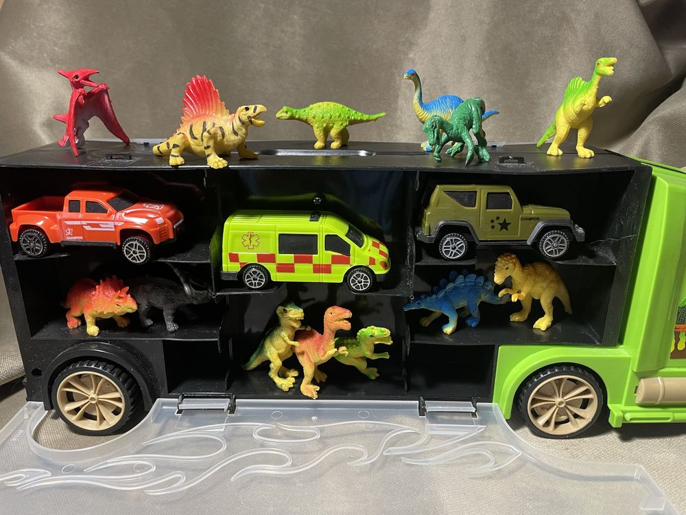 Трейлер Dinosaur з динозаврами і машинками