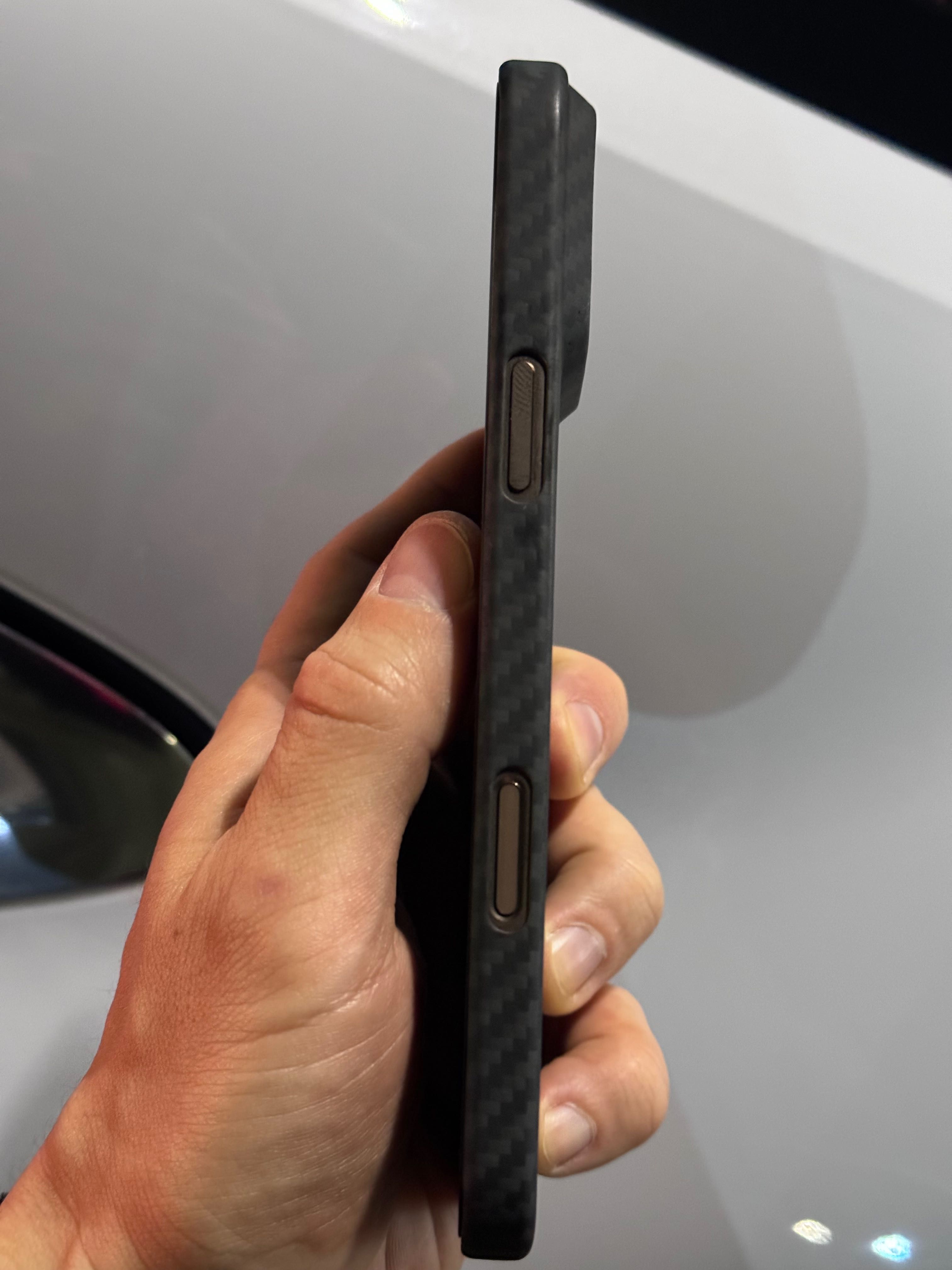 Ультратонкий карбоновый чехол iPhone 16 Pro Max
