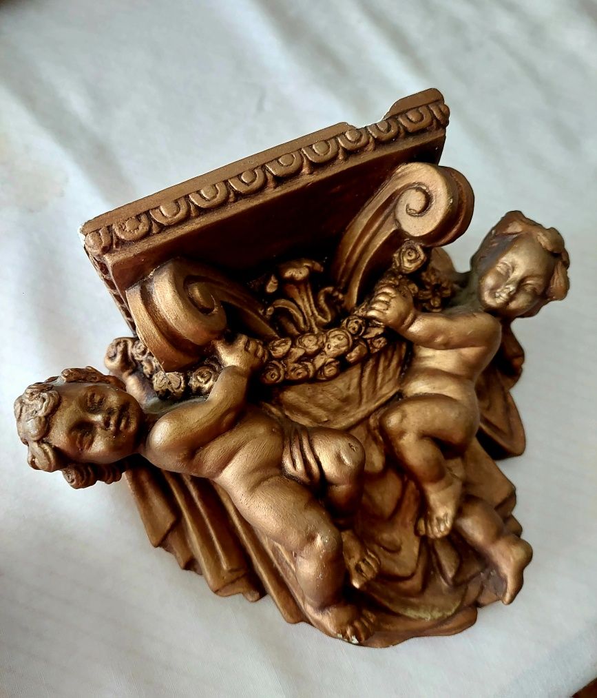 Peanha em gesso com querubins