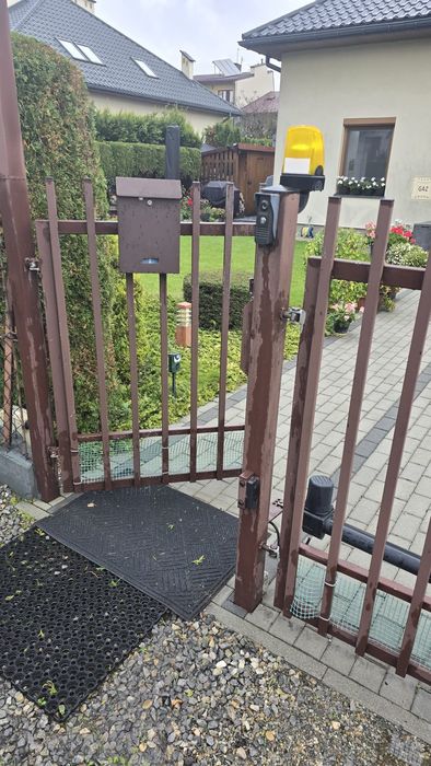 Brama wjazdowa dwuskrzydłowa ocynkowana z furtka bez napędu automatycz