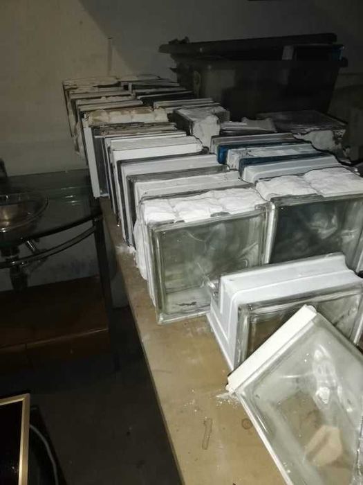 Blocos de vidro transparentes e azuis (Canto)