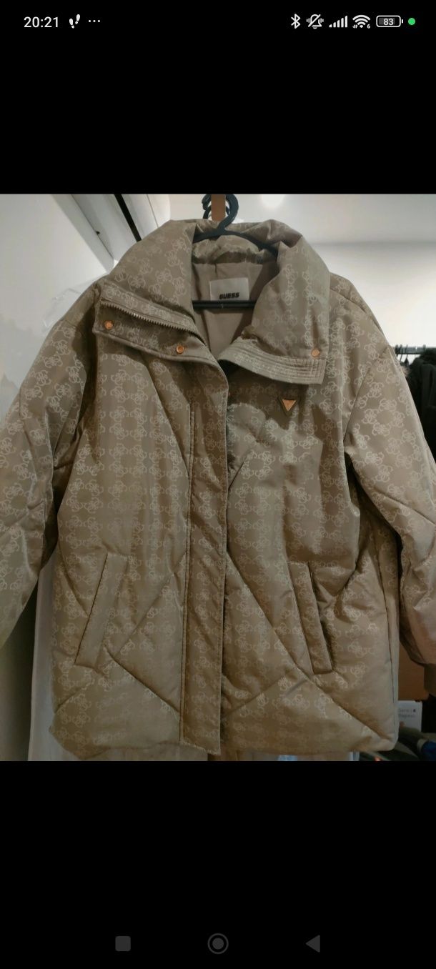 Casaco marca Guess