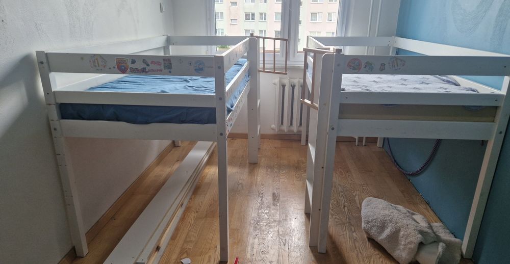 Łóżka z antresolą i zasłonkami