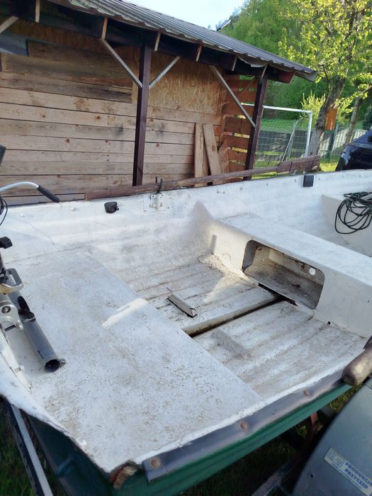 Łódka wędkarska z silnikiem spalinowym