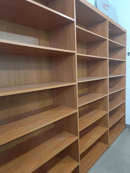 Regał z półkami po likwidacji sklepu