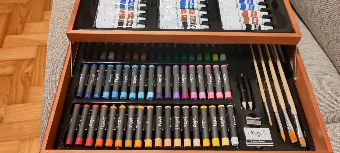 Mala com instrumentos de desenho