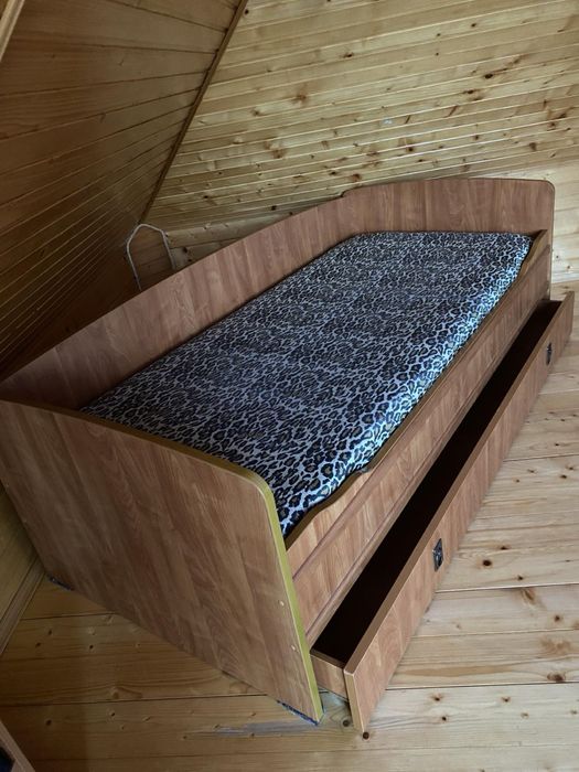 Продам ліжко з тумбочкою