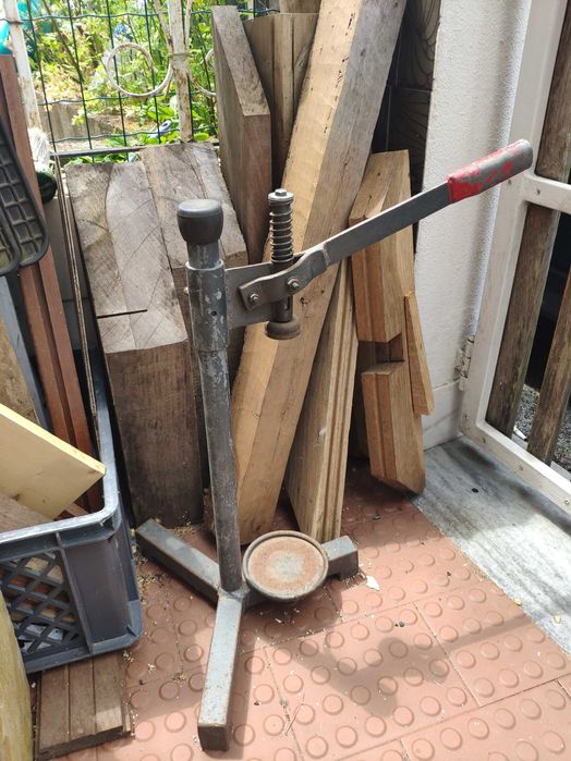 Máquina de colocar caricas em garrafas.