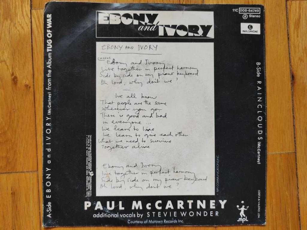 Paul McCartney (c/ Stevie Wonder) - "Ebony and Ivory" (1982)