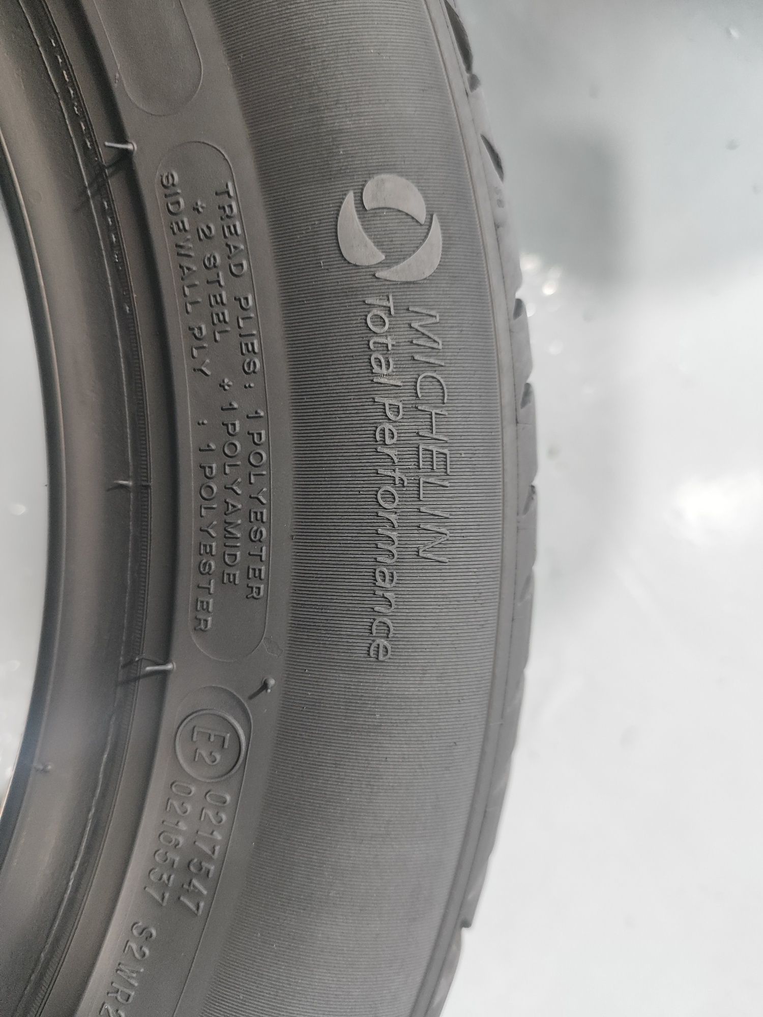 2 pneus semi novos 205-55R16 Michelin - Oferta dos Portes