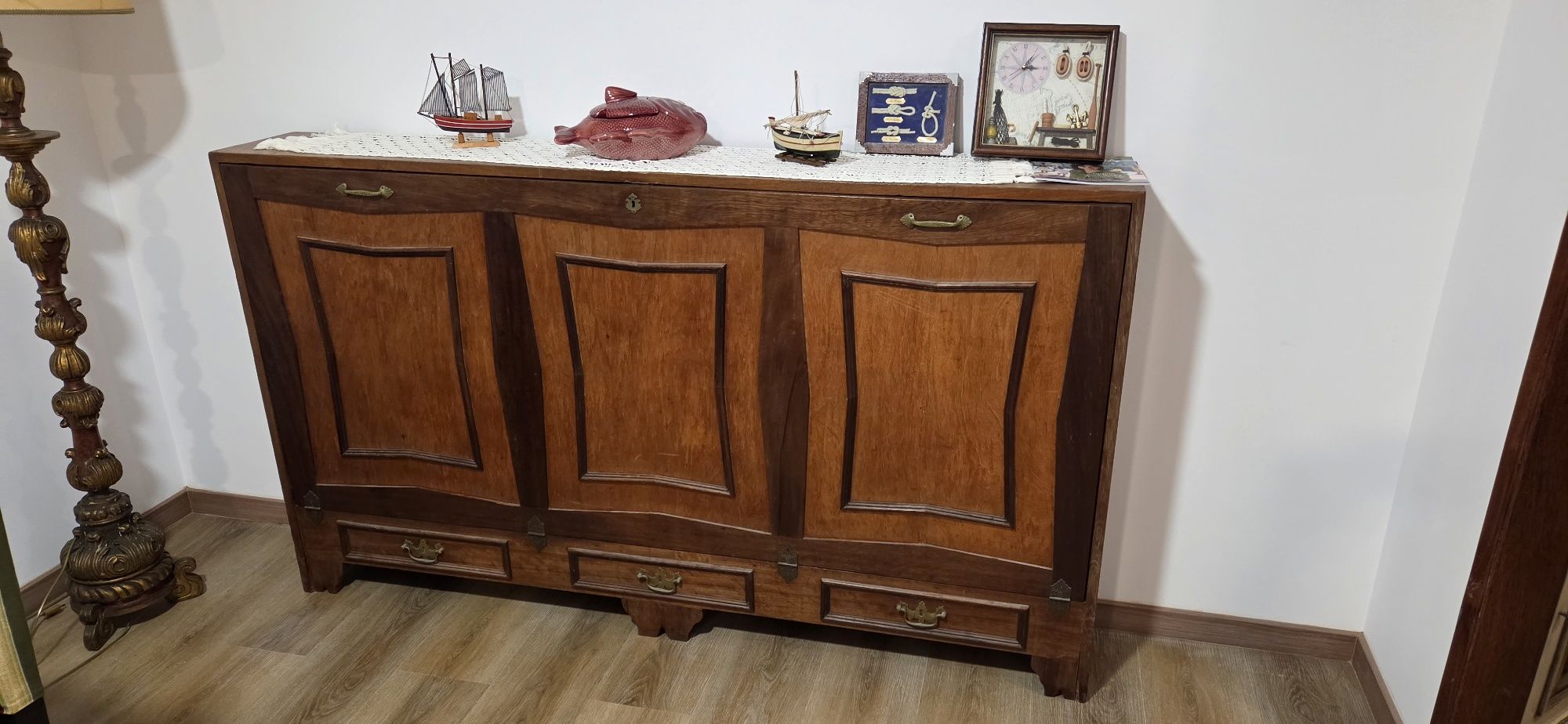 Aparador com cama vintage
