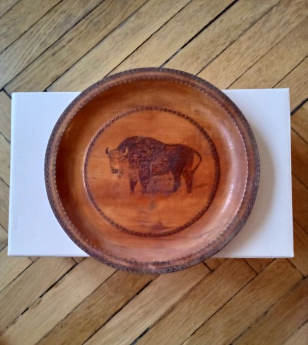 Drewniany góralski talerz ozdobny okrągły z żubrem