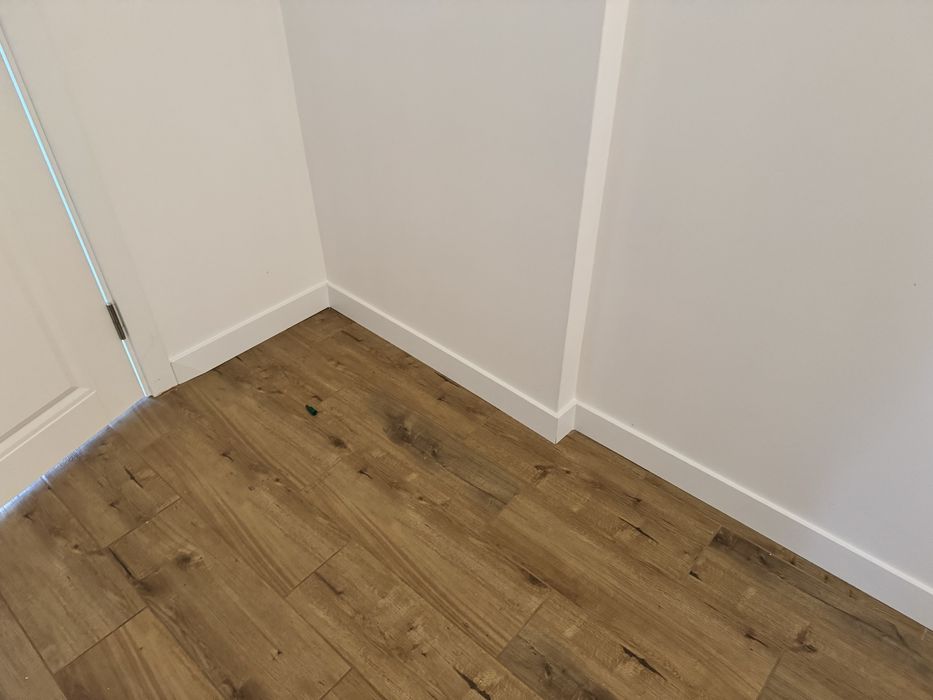 Укладка монтаж ламінату , монтаж плінтуса