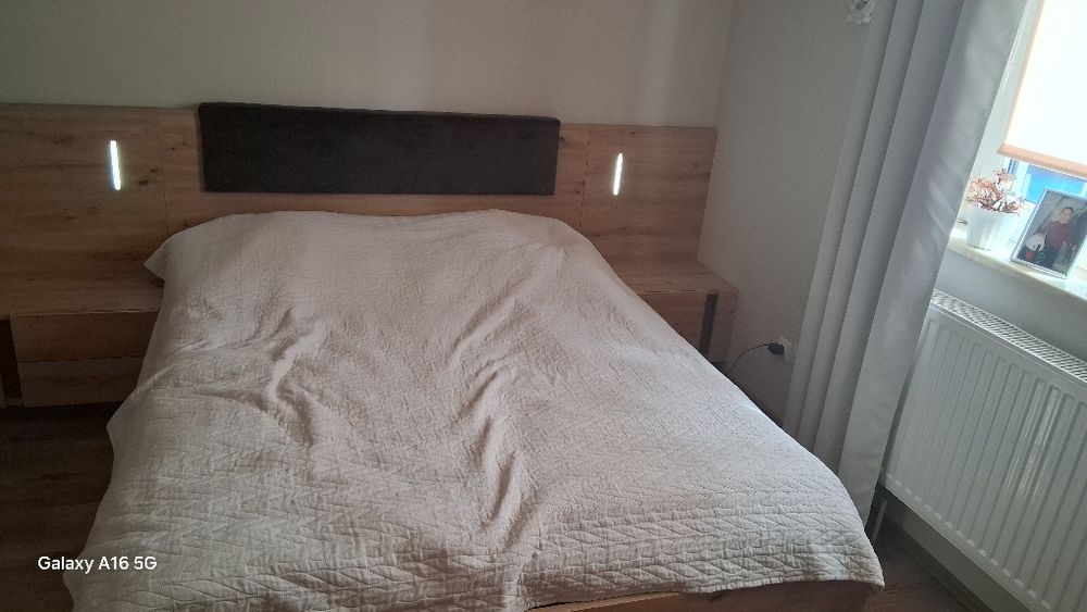 Łóżko 160/200 z materacem i 2 szafkami nocnymi