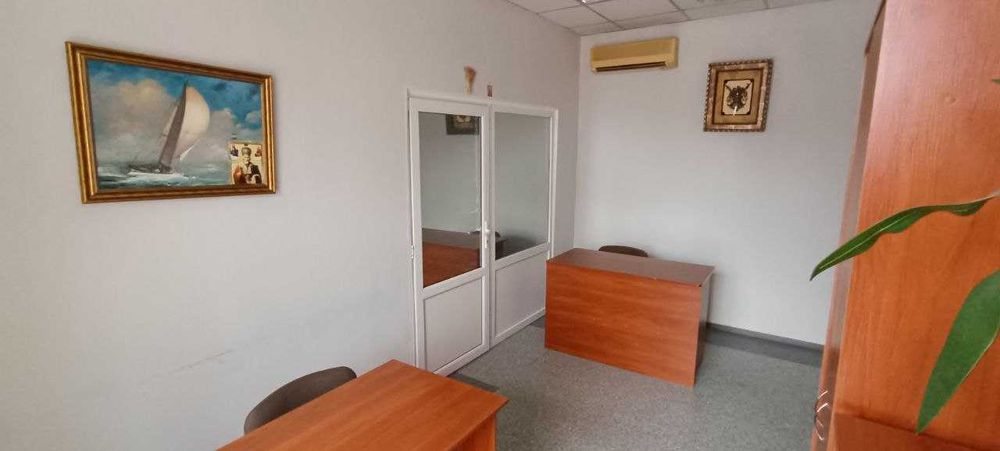 Великий офіс з меблями