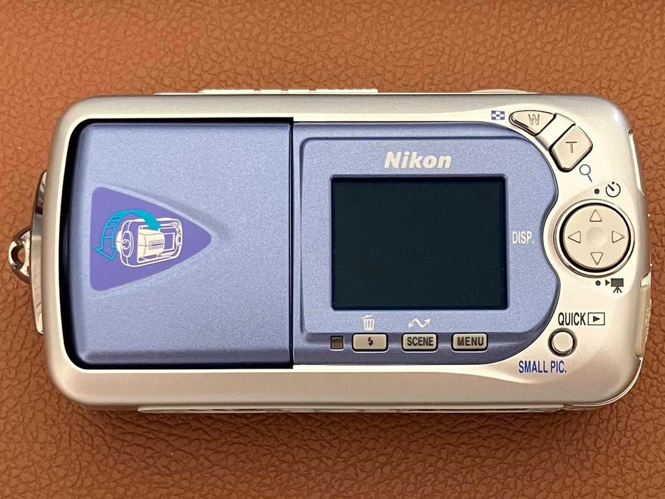 Câmera Digital Nikon Coolpix 2500 2.0MP Prata Azul (Usado)