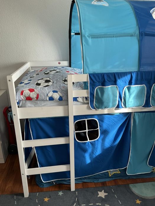 Cama com escorrega, comoda e mesinha cabeceira