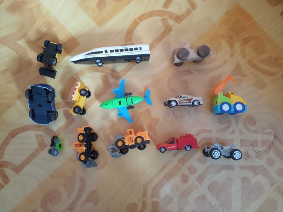 Продам 11 маленьких машинок, поїзд і літачок.