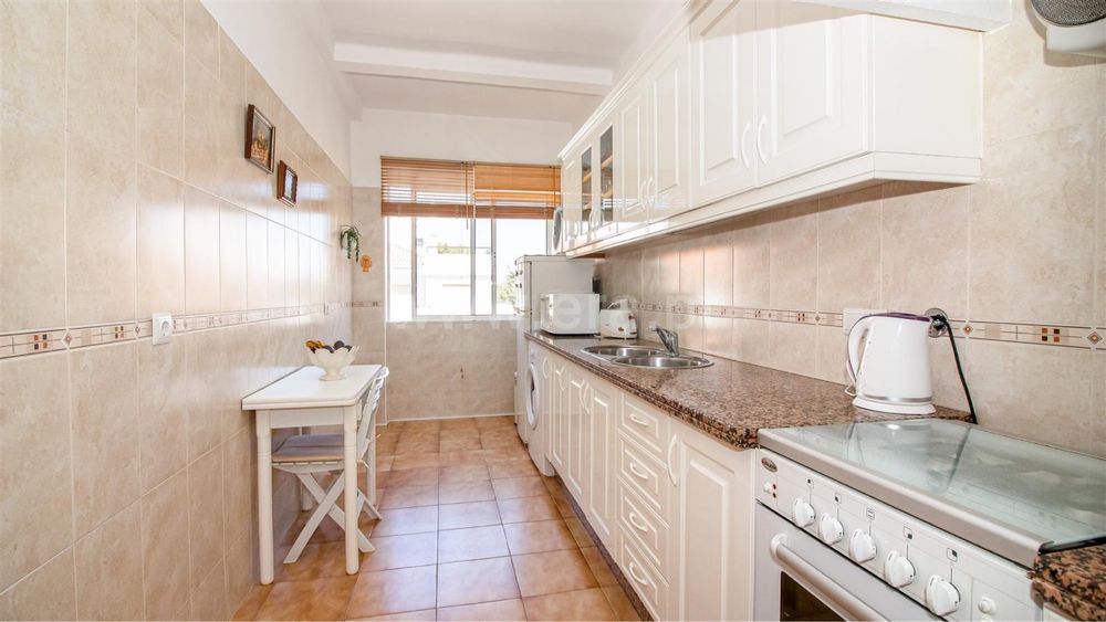 Armários de cozinha, fogão e maquina de lavar roupa