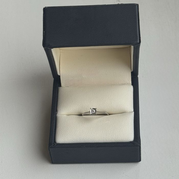 Каблучка з діамантом