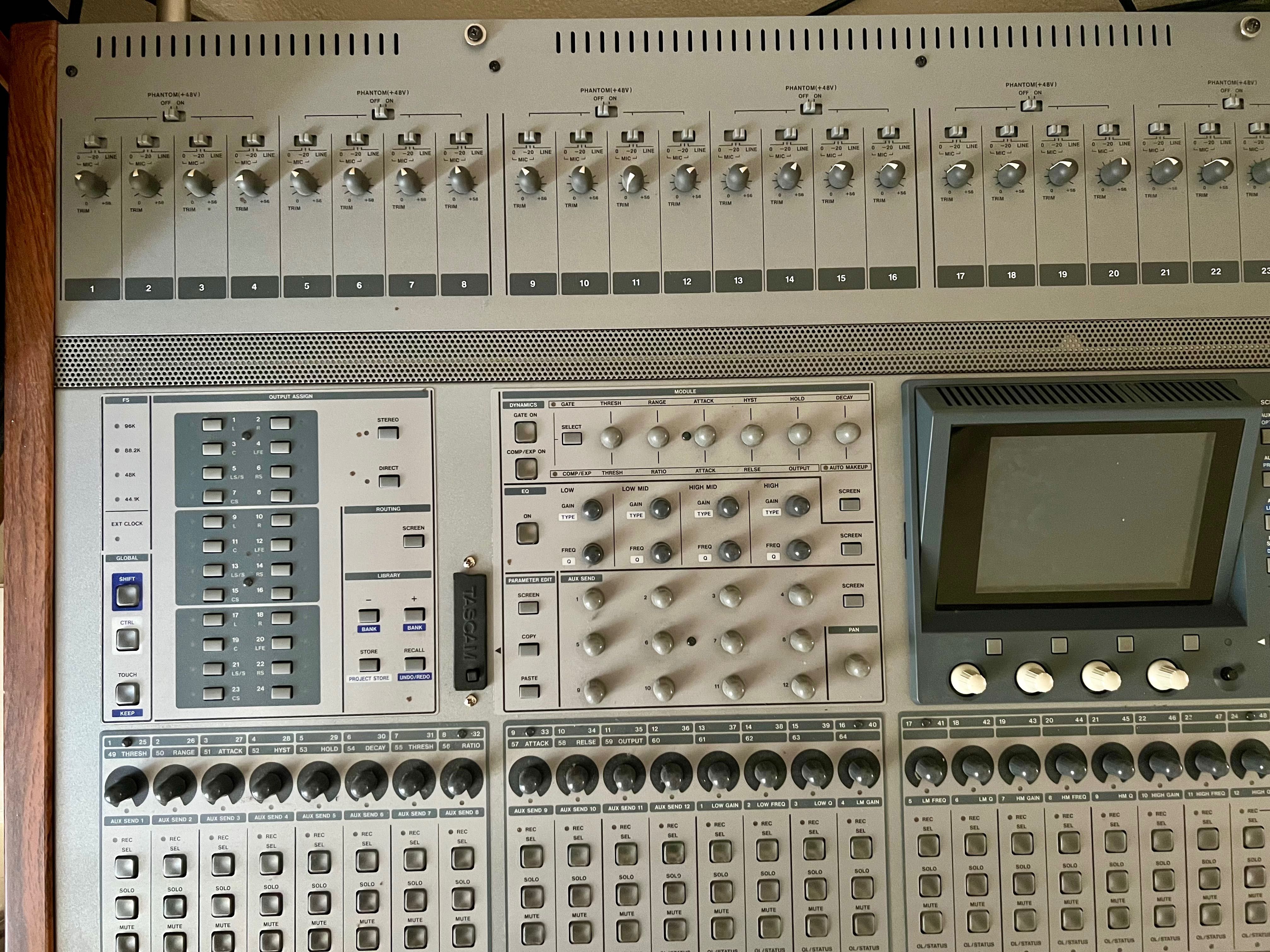 Tascam DM 4800 console de mixagem digital