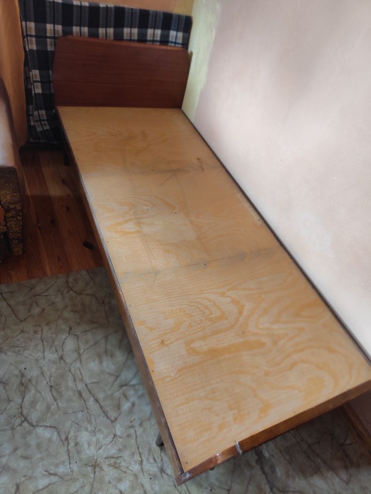 Sprzedam tanio łóżko drewniane z materacem.
