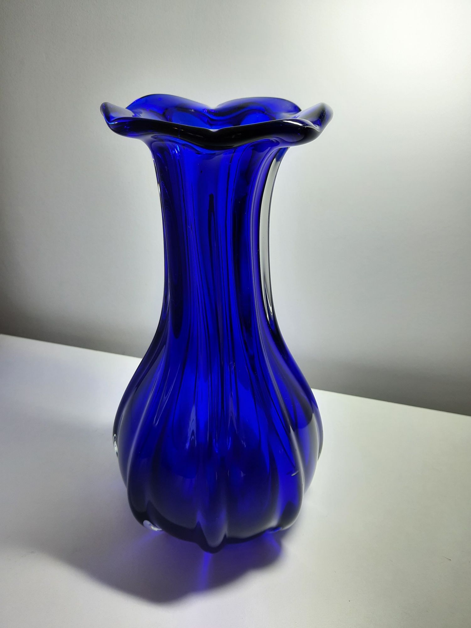 Niebieski wazon z falbanką