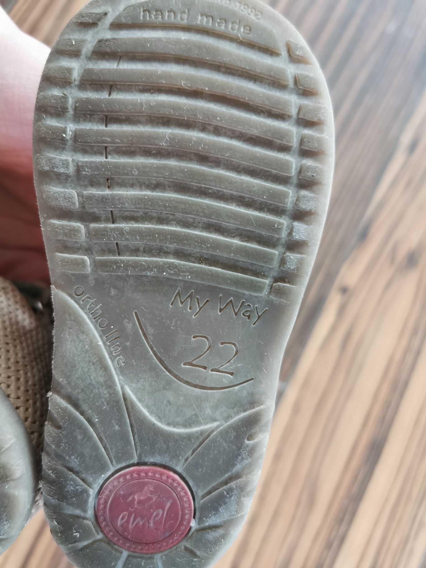 Skórzane sandałki dla dziewczynki beżowo złote Emel
