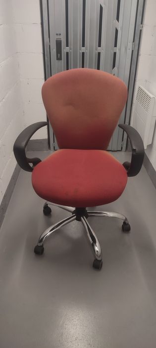 Fotel obrotowy Nowy Styl, czerwony