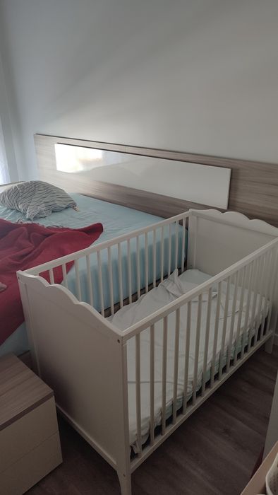 Berço com colchão e estrado