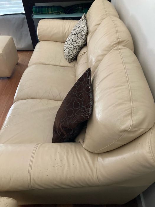 OPORTUNIDADE! Sofá pele cor creme, 3 lugares, 215 x 90 x 90 cm